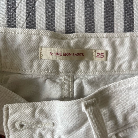 White Levi’s A-Line Mom Jean Shorts - Picture 5 of 6